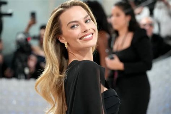 Anya Robbie Net Worth, Bio, Early life, Career, Awards, Relationship Status, Body measurements, Soci