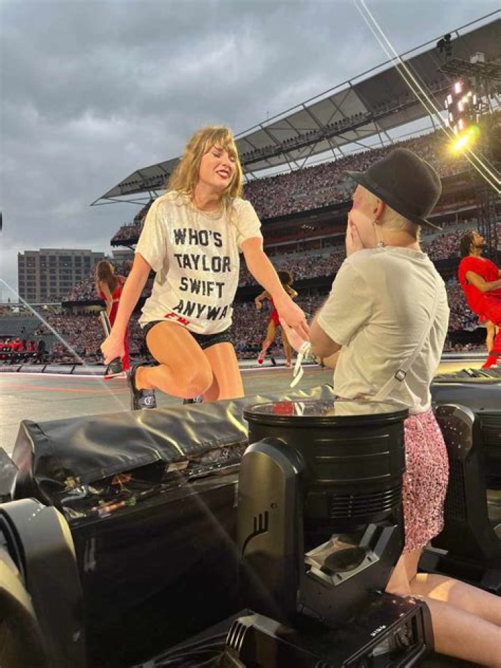 Harry Styles Sings Taylor Swifts 22 At His Concert Hollywood Life