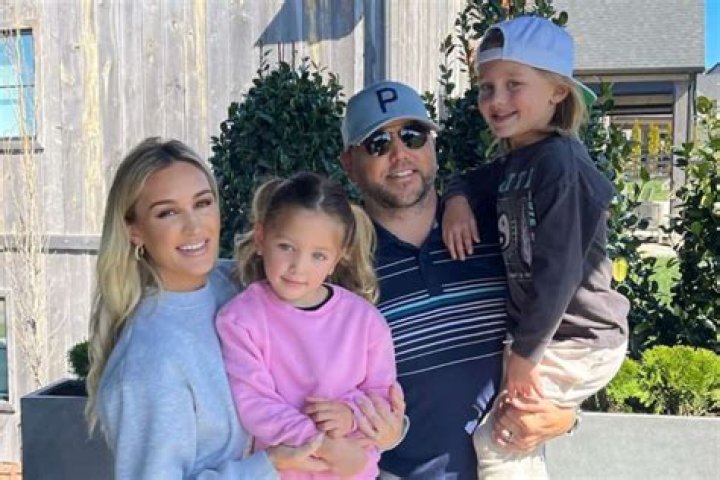 Jason Aldean Shares Sweet Photo Of Daughters On Easter See Pic Hollywood Life |