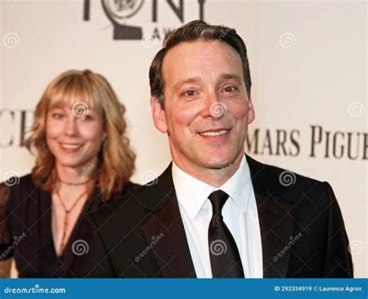 Jeremy Shamos Movies and TV Shows, Height, Family, Siblings, Instagram
