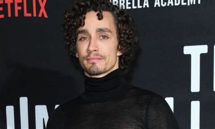 Robert Sheehan Net Worth